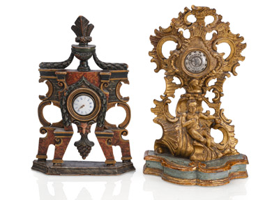 <b>Zwei Taschenuhrenständer</b> <b>Zwei Taschenuhrenständer</b>