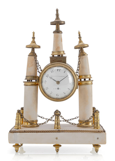 <b>Kleine Portal-Pendule im Louis XVI Stil</b> <b>Kleine Portal-Pendule im Louis XVI Stil</b>