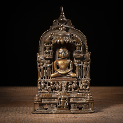 <b>Bronze eines Jain Tirthankara mit rückseitiger Inschrift</b>
