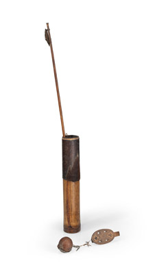 <b>Köcher mit Pfeil und Holzobjekt</b>