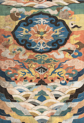 <b>Abschnitt eines Stuhlbehangs in kesi mit einem Paar fliegenden Pferde</b> <b>Abschnitt eines Stuhlbehangs in kesi mit einem Paar fliegenden Pferde</b>