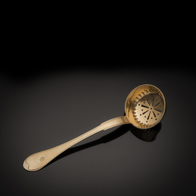 <b>Zucker-Streulöffel mit Monogramm des Königs Carl XIV Johann von Schweden (Jean-Baptist Bernadotte)</b>