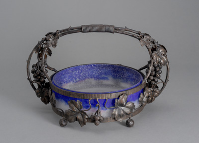 <b>Schale mit Eisenmontierung</b>