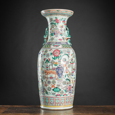 <b>Bodenvase aus Porzellan mit 'Famille rose'-Antiquitätendekor</b>