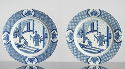 <b>Zwei flache Teller aus Porzellan mit unterglasurblauem Figuren- und Pfirsichdekor</b> <b>Zwei flache Teller aus Porzellan mit unterglasurblauem Figuren- und Pfirsichdekor</b>