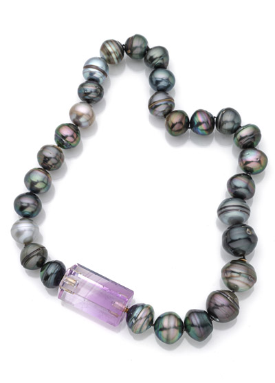 <b>Tahitiperlenkette mit Amethystschließe</b> <b>Tahitiperlenkette mit Amethystschließe</b>