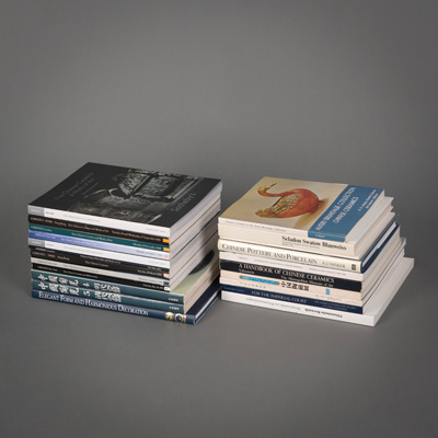<b>Chinas Keramik und Porzellan u.a.: 21 Bände, u.a. Christie's Auktionskataloge aus den Jahren 1986-1992, Sammlungskataloge. Text auf Englisch, Deutsch und Chinesisch</b>