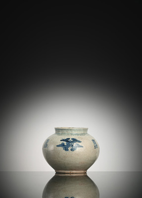<b>Kleiner Schultertopf aus Porzellan mit unterglasurblauem Dekor von Blüten und Blättern im Wechsel mit Symbolen für ein langes Leben</b>