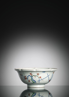 <b>Achtpassige Schale aus Porzellan im Kakiemon-Stil dekoriert</b>