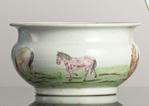 <b>Weihrauchbrenner aus Porzellan mit umlaufendem polychromen Dekor grasender Pferde</b> <b>Weihrauchbrenner aus Porzellan mit umlaufendem polychromen Dekor grasender Pferde</b>