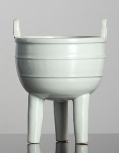 <b>Dreibeiniger Weihrauchbrenner aus 'Dehua'-Ware 'Ding'</b> <b>Dreibeiniger Weihrauchbrenner aus 'Dehua'-Ware 'Ding'</b>