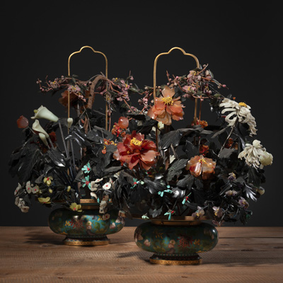 <b>Paar Schmuckbäume mit Schnitzereien aus Jade, Speckstein u. a. in vierpassigen Cloisonné-Jardinièren</b>