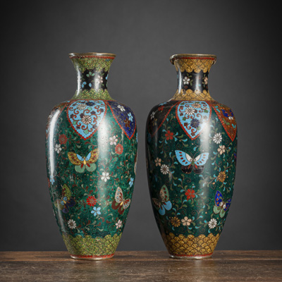 <b>Paar Cloisonné-Vasen mit Floral- und Schmetterlingsdekor</b>