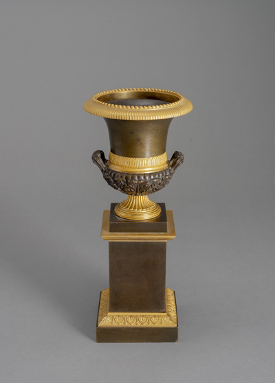 <b>Klassizistische Bronze-Vase in Urnenform</b> <b>Klassizistische Bronze-Vase in Urnenform</b>