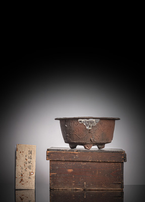 <b>Tragbares Kohlebecken (furô) aus Eisen für die Teezeremonie</b>