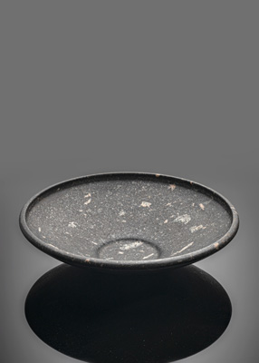 <b>Feine flache Schale aus Granodiorit</b>