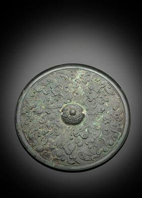 <b>Feiner Spiegel aus silbergrauer Bronze mit Reliefdekor von abstrahierten Drachen und Fabelwesen, der Knauf ebenso dekoriert</b> <b>Feiner Spiegel aus silbergrauer Bronze mit Reliefdekor von abstrahierten Drachen und Fabelwesen, der Knauf ebenso dekoriert</b>