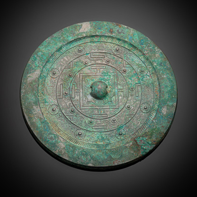 <b>Sogen. TLV-Spiegel aus Bronze, partiell grünlich patiniert</b> <b>Sogen. TLV-Spiegel aus Bronze, partiell grünlich patiniert</b>