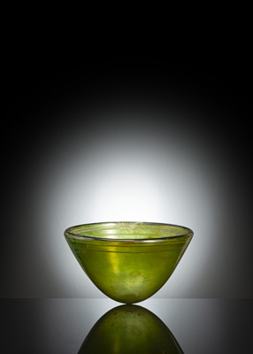 <b>Feine und seltene grüne Glasschale,</b>
