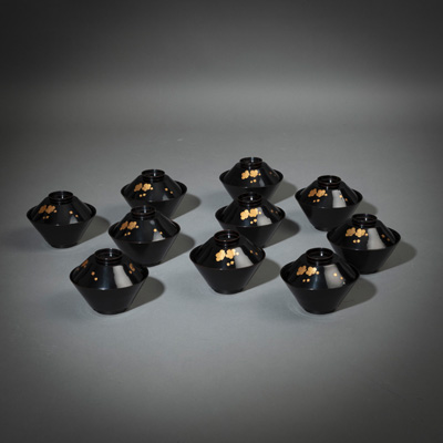 <b>A SET OF TEN BLACK- AND GOLD-LACQUER BOWLS AND COVERS</b>