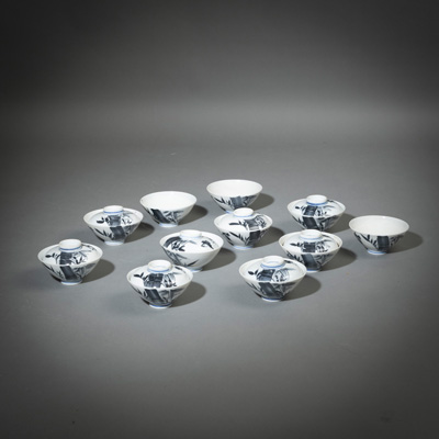 <b>A SET OF PORCELAIN BOWLS IN A WOOD CHEST</b>