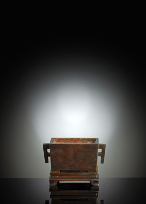 <b>Feiner rechteckiger Weihrauchbrenner aus Bronze auf Stand</b> <b>Feiner rechteckiger Weihrauchbrenner aus Bronze auf Stand</b>