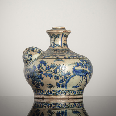 <b>Unterglasurblau dekoriertes Kendi aus Keramik</b>