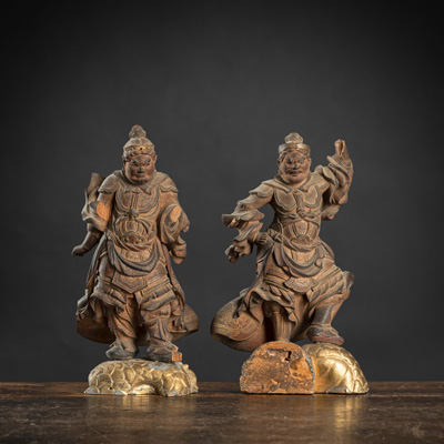 <b>Zwei Wächterfiguren aus Holz mit feiner Bemalung</b>
