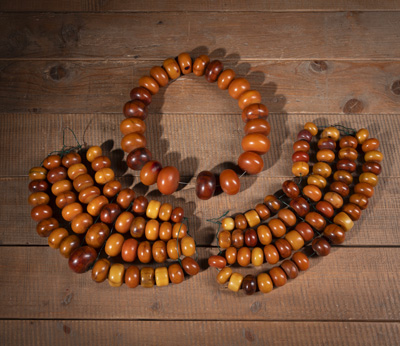 <b>AN AMBER NECKLACE AND TWO ORNAMENTS</b>