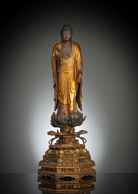 <b>Figur des Buddha Amida aus Holz mit goldfarbener und schwarzer Lackfassung</b>