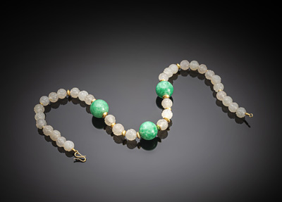 <b>A GREEN AND WHITE JADE NECKLACE WITH GOLDEN LINKS AND CLASP</b>