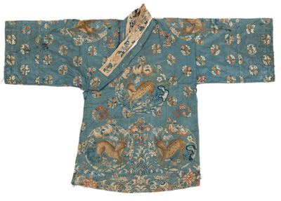 <b>Blaues Gewand mit Hirschmedaillons für eine Götterfigur</b> <b>Blaues Gewand mit Hirschmedaillons für eine Götterfigur</b>