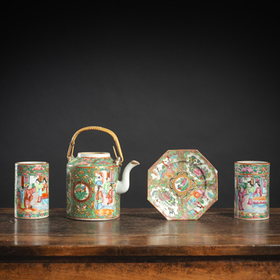 <b>Teekanne aus Porzellan mit 'Famille rose'-Figurendekor, zwei Pinselbecher und ein oktogonaler Untersetzer</b>