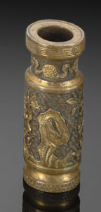 <b>Feine partiell feuervergoldete Vase aus Bronze mit Blütenzweigen, Felsen und Brokatbällen für Räucherwerk</b>