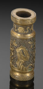 <b>Feine partiell feuervergoldete Vase aus Bronze mit Blütenzweigen, Felsen und Brokatbällen für Räucherwerk</b> <b>Feine partiell feuervergoldete Vase aus Bronze mit Blütenzweigen, Felsen und Brokatbällen für Räucherwerk</b>