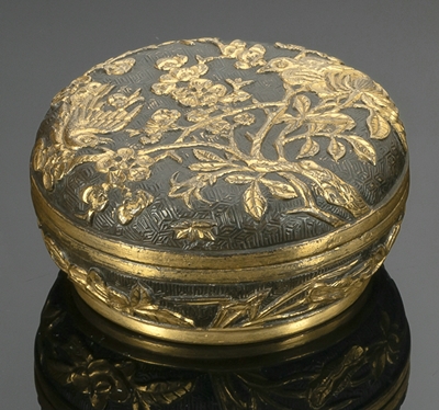 <b>Partiell feuervergoldete Deckeldose mit Vogel-Blütendekor für Räucherwerk</b> <b>Partiell feuervergoldete Deckeldose mit Vogel-Blütendekor für Räucherwerk</b>
