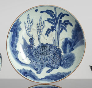<b>Große unterglasurblaue Schale mit Dekor eines Qilin neben Bananen und Felsen</b> <b>Große unterglasurblaue Schale mit Dekor eines Qilin neben Bananen und Felsen</b>