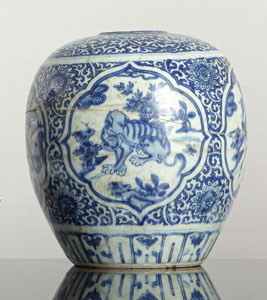 <b>Unterglasurblau dekorierer Schultertopf mit Fabeltieren</b> <b>Unterglasurblau dekorierer Schultertopf mit Fabeltieren</b>