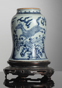 <b>Glockenförmige Vase aus Porzellan mit unterglasurblauem Dekor von 'Fliegenden Pferden' über Wellen</b>