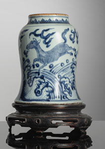 <b>Glockenförmige Vase aus Porzellan mit unterglasurblauem Dekor von 'Fliegenden Pferden' über Wellen</b> <b>Glockenförmige Vase aus Porzellan mit unterglasurblauem Dekor von 'Fliegenden Pferden' über Wellen</b>