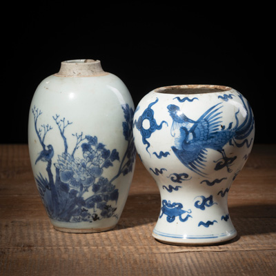 <b>Zwei kleine Vasen aus Porzellan mit unterglasurblauem Phoenix- und Vogeldekor</b>