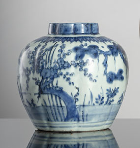 <b>Gerippter Schultertopf aus Porzellan mit unterglasurblauem Dekor der 'Drei Freunde des Winters'</b> <b>Gerippter Schultertopf aus Porzellan mit unterglasurblauem Dekor der 'Drei Freunde des Winters'</b>