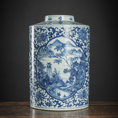 <b>Zylindrisches Deckelgefäß aus Porzellan mit unterglasurblauem Lotos- und Landschaftsdekor</b>