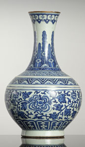 <b>Flaschenvase aus Porzellan mit unterglasurblauem Lotosdekor</b> <b>Flaschenvase aus Porzellan mit unterglasurblauem Lotosdekor</b>
