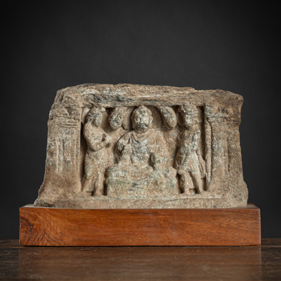 <b>Steinrelief aus grauem Schiefer mit Darstellung des Buddha Shakyamuni flankiert von Adoranten</b>