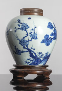 <b>Schultertopf mit unterglasurblauem Dekor der 'Drei Freunde des Winters - Prunus, Bambus und Kiefer' neben Vögeln</b> <b>Schultertopf mit unterglasurblauem Dekor der 'Drei Freunde des Winters - Prunus, Bambus und Kiefer' neben Vögeln</b>