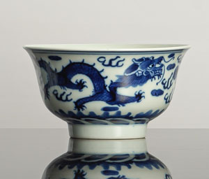 <b>Unterglasurblau dekorierte Schale mit Szene</b> <b>Unterglasurblau dekorierte Schale mit Szene</b>