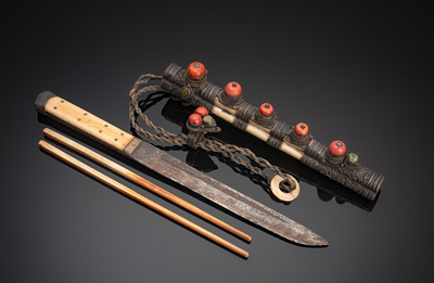 <b>Essbesteck mit Messer und Paar Essstäbchen, teils aus Elfenbein, Korall- und Steinbesatz</b> <b>Essbesteck mit Messer und Paar Essstäbchen, teils aus Elfenbein, Korall- und Steinbesatz</b>