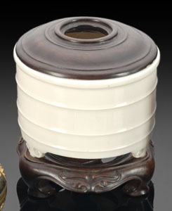 <b>Feiner Weihrauchbrenner aus Dehua-Ware mit Holzstand und Deckel</b> <b>Feiner Weihrauchbrenner aus Dehua-Ware mit Holzstand und Deckel</b>