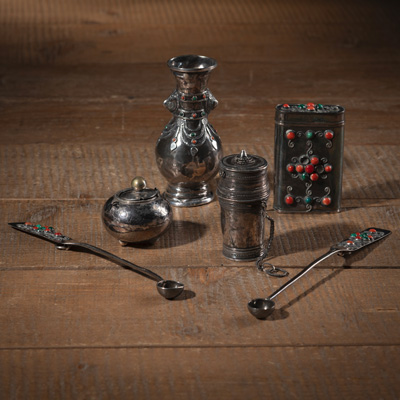 <b>Gruppe von Silberarbeiten mit Schmuckstein-Einlagen</b>